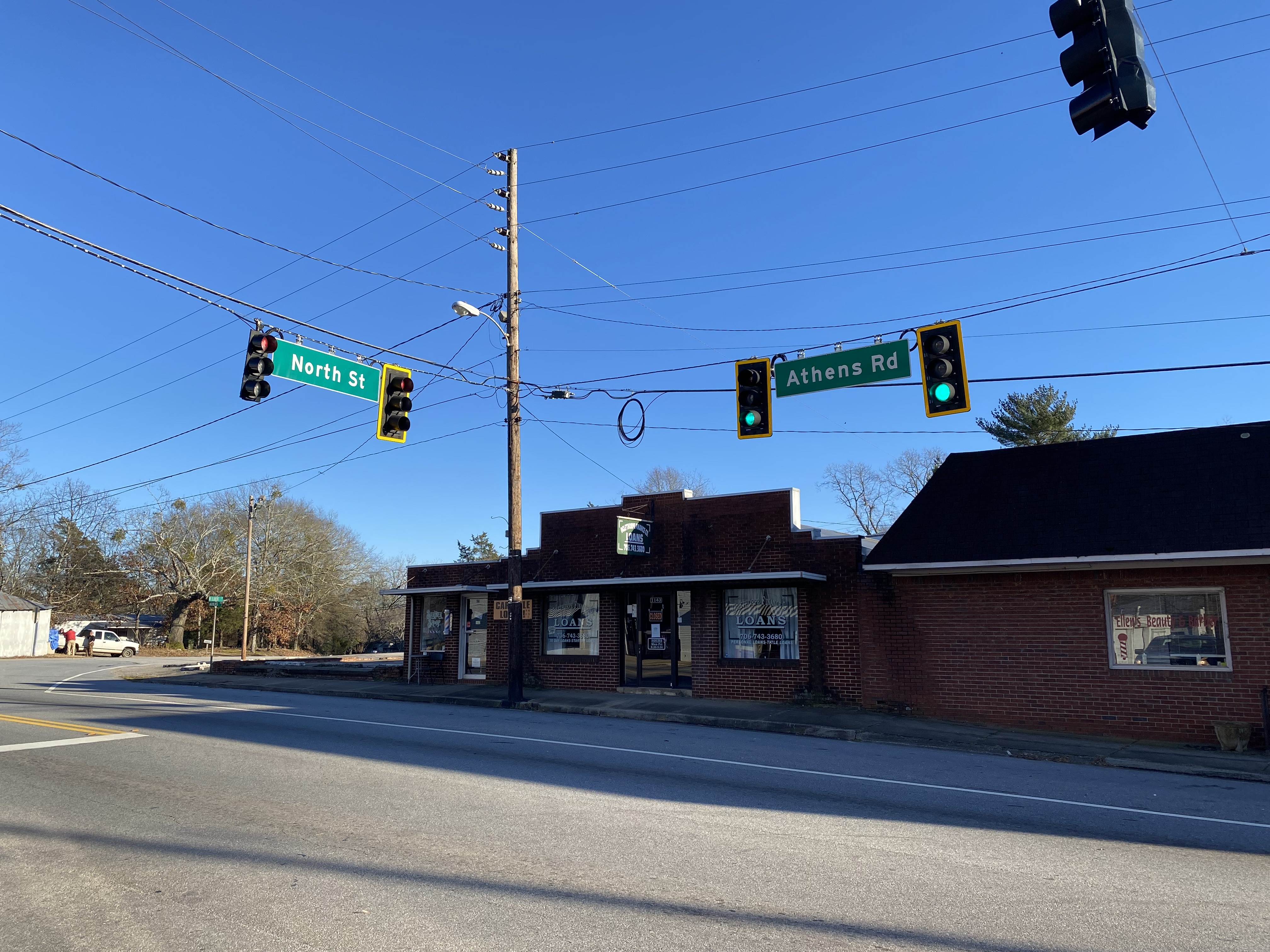 The traffic signal at the intersection of Athens Road, which is also U.S. Highway 78/state Route 10, and North Street in Crawford, is the only stoplight in the county. (Liset Cruz/The Oglethorpe Echo)