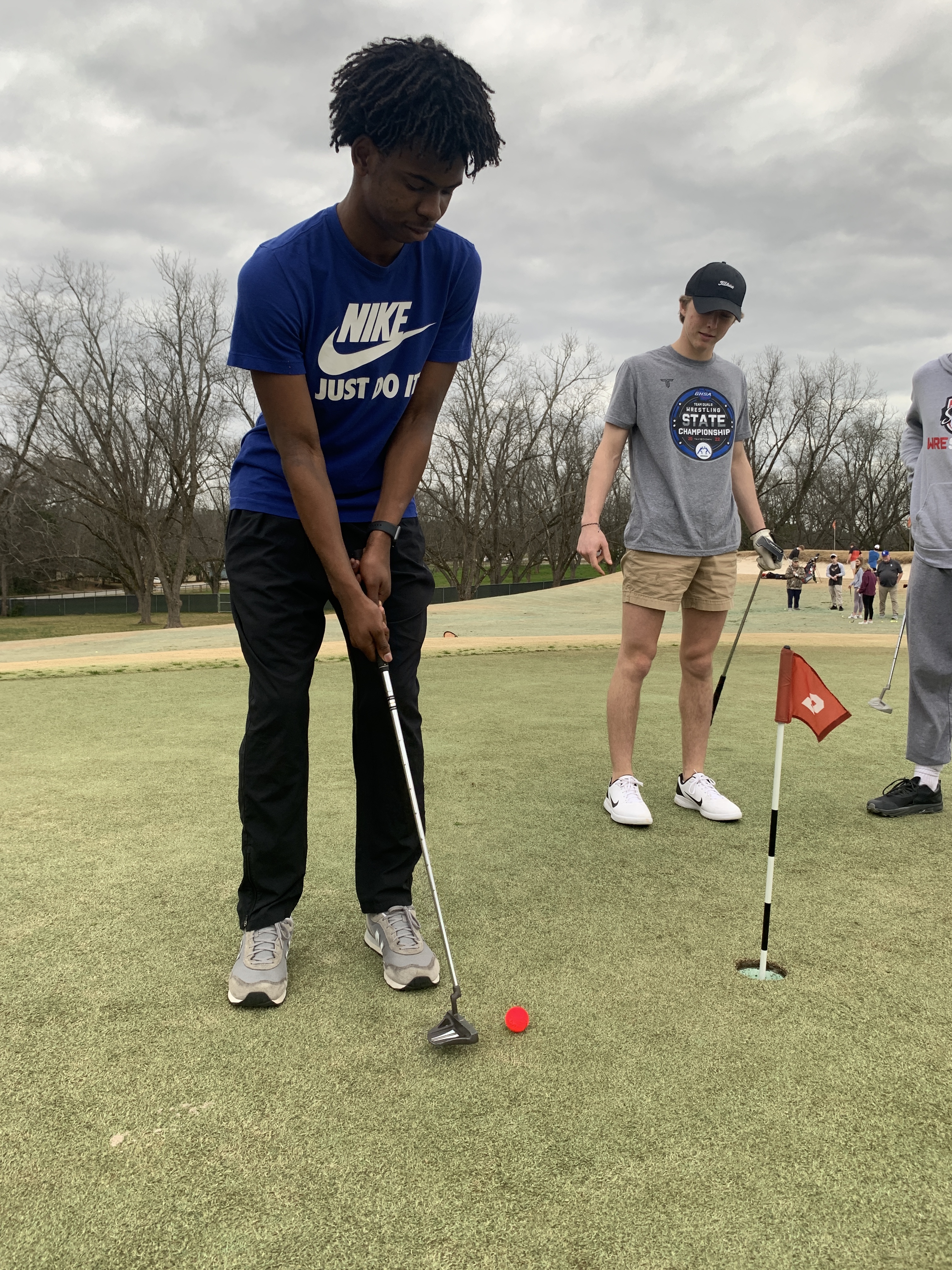 Kirk Ross practices putting at the University of Georgia golf course. (Meredith Boyd/The Oglethorpe Echo)