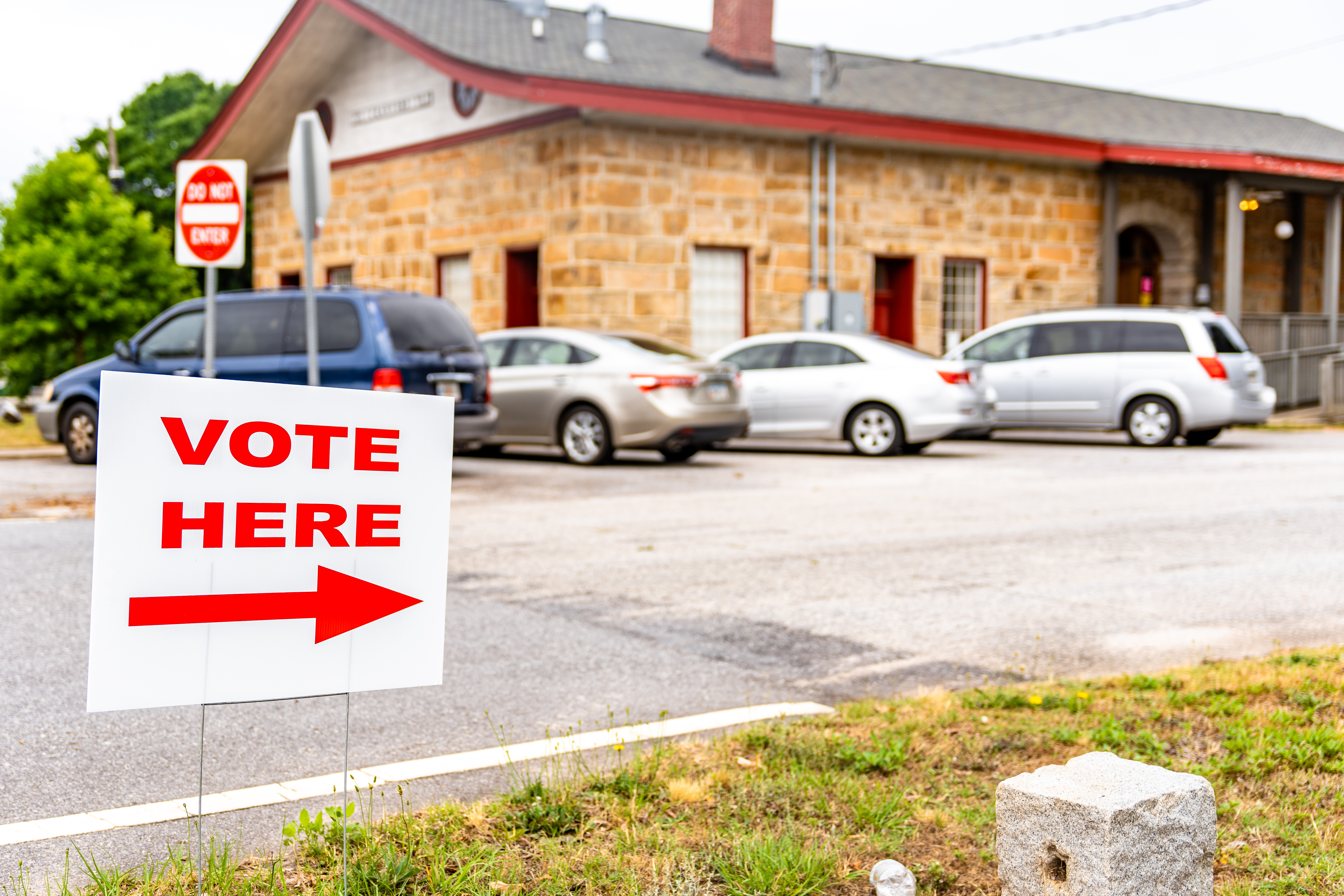Road signs outside the Crawford Depot displaying it as a polling precinct. (Photo/Jack Casey)