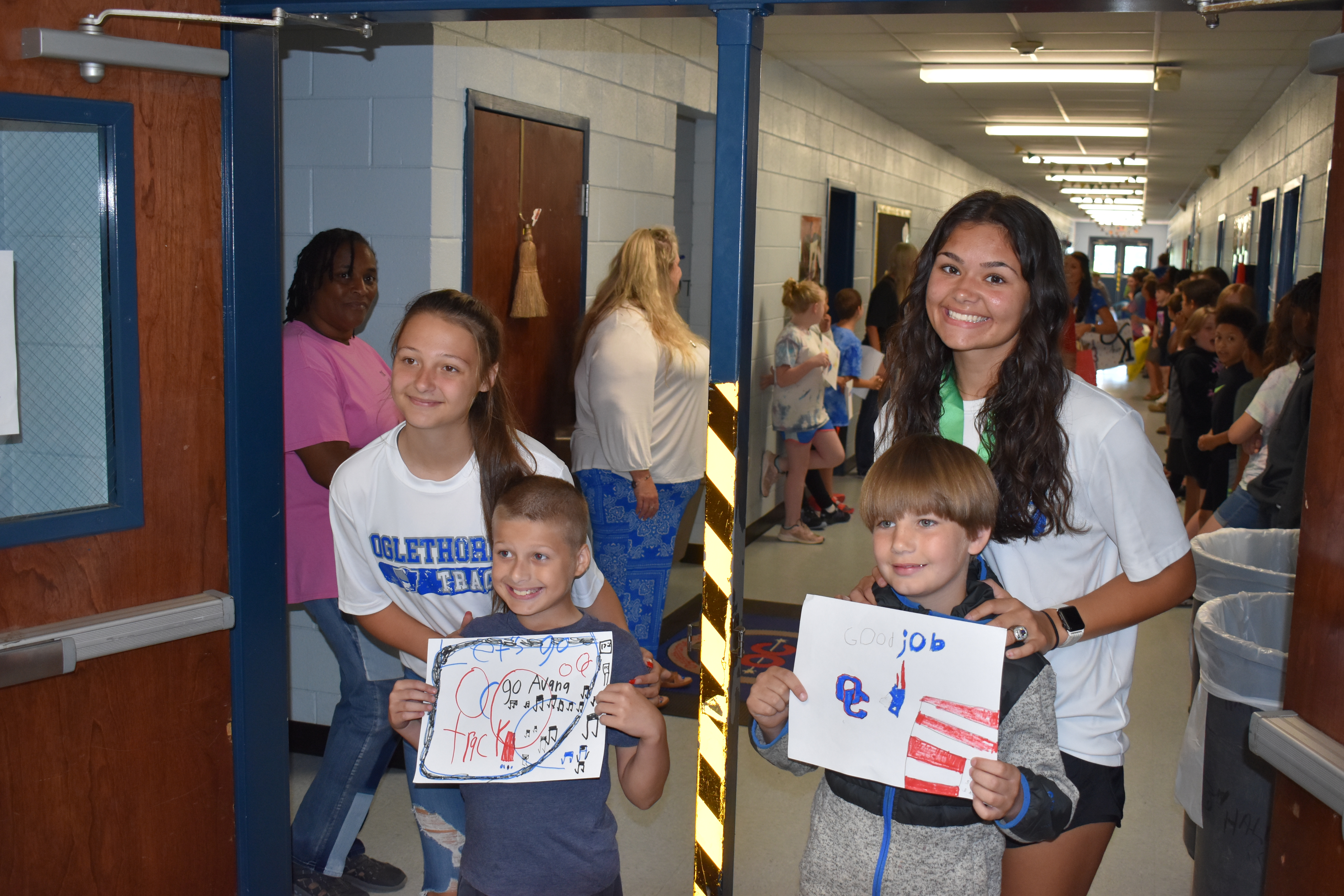 Avana Stewart, her brother Brock, and Gloria Ortiz and her brother Sam pose during the championship parade. (Photo/Thomas Ehlers)