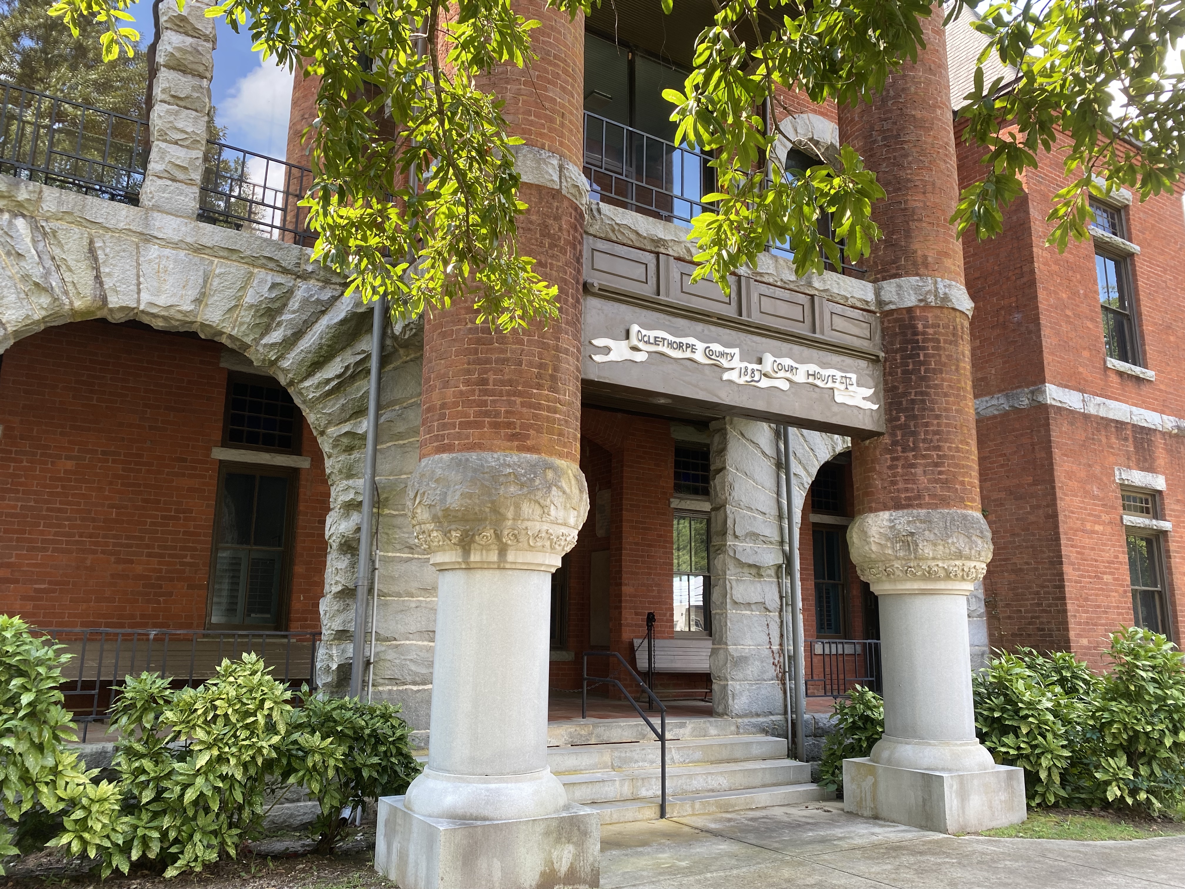 The exterior of the Oglethorpe County Court House located on Lexington's Main Street. (Photo/Emily Garcia)