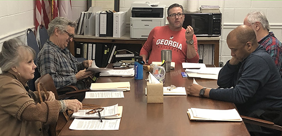 Lexington Mayor Craig Snow (head of the table) and city council members (from left) Cindy Haynes, Greg Reece, Ronnie Boggs and Corey Crayton discuss how to address the city’s downtown.  (ANDY JOHNSTON/THE OGLETHORPE ECHO) 