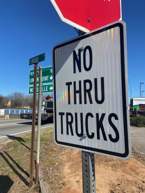 A sign on South Broad Street in downtown Crawford states "NO THRU TRUCKS," but truckers sometime disregard the signs, which can lead to damaged roads throughout Oglethorpe County. (Photo/Sydney Bishop)