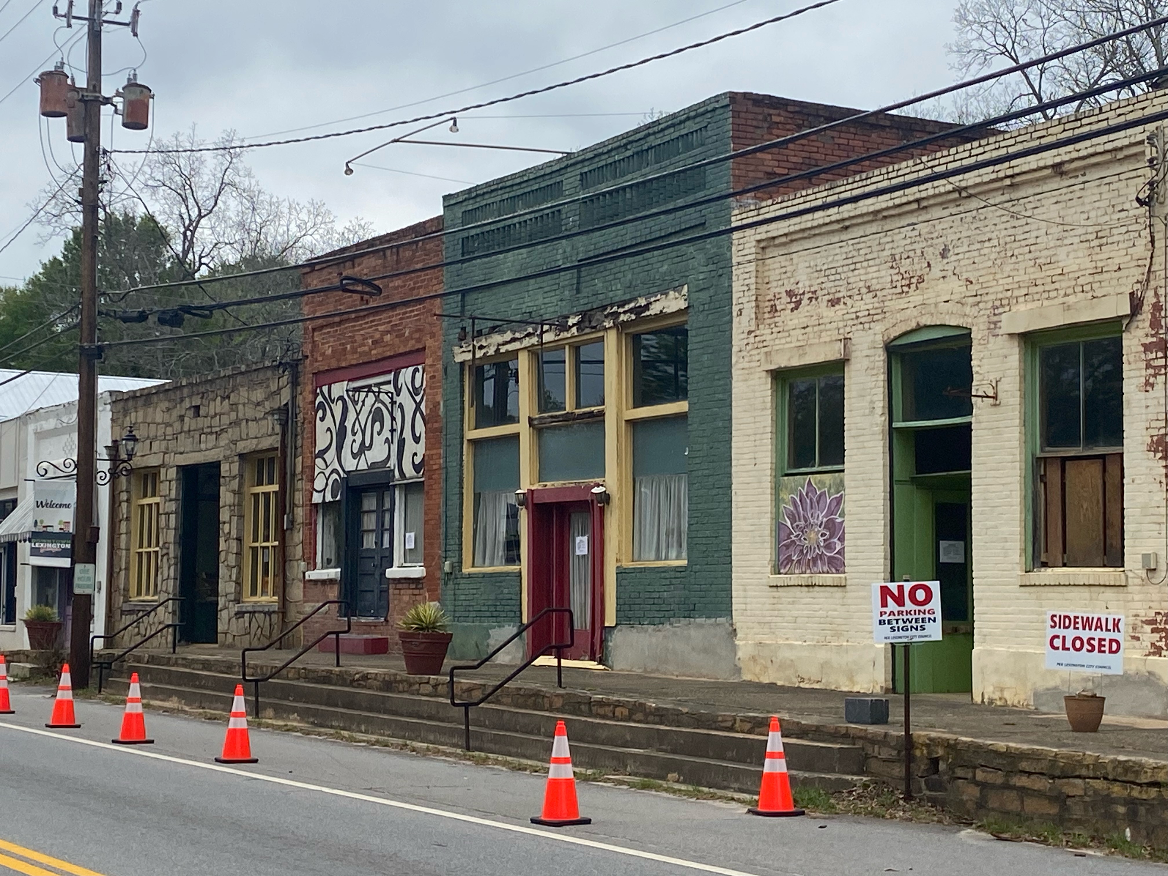 (Dink Nesmith/The Oglethorpe Echo) A stretch of sidewalk and parking along West Main Street in Lexington has been closed because the adjacent buildings have been determined to be unsafe.