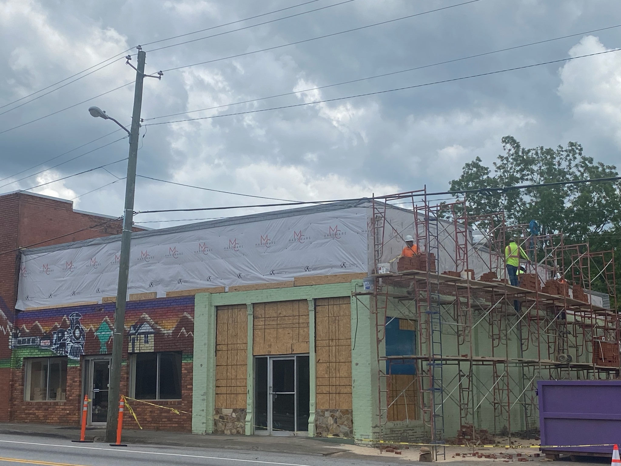 Papa’s Pizza To Go, which was in the space on the corner, closed in May. Noah Shealy and Blake Arnold bought the building with plans to turn it into Crawford Pizza. (DINK NESMITH/THE OGLETHORPE ECHO)