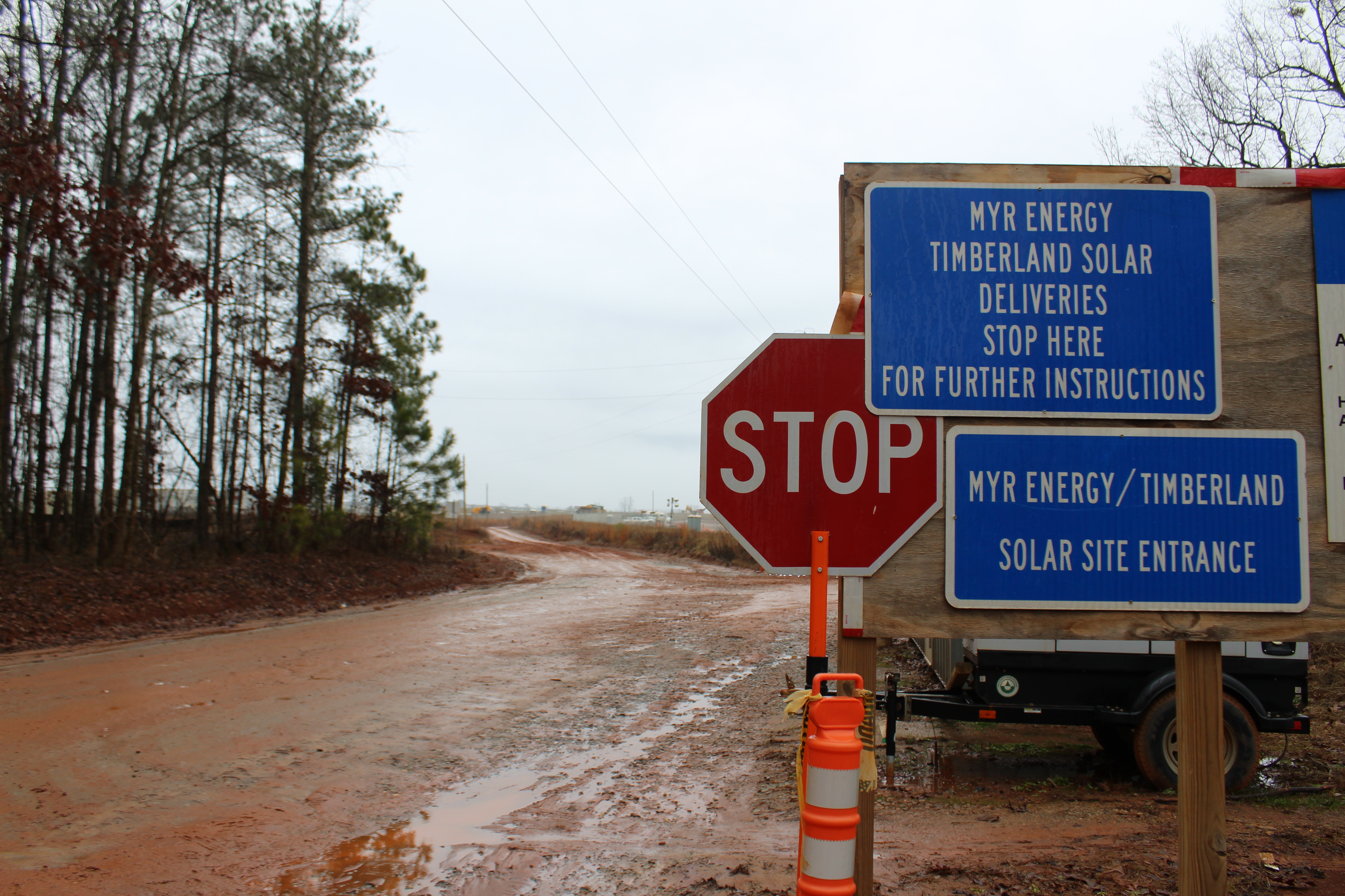 A sign at the entrance of the Timberland Solar Project directs delivery trucks to stop and await instructions. Oglethorpe County issued a stop work order on Jan. 26 in an attempt to force RWE Clean Energy to address erosion control issues. (Abby Peacock/The Oglethorpe Echo)