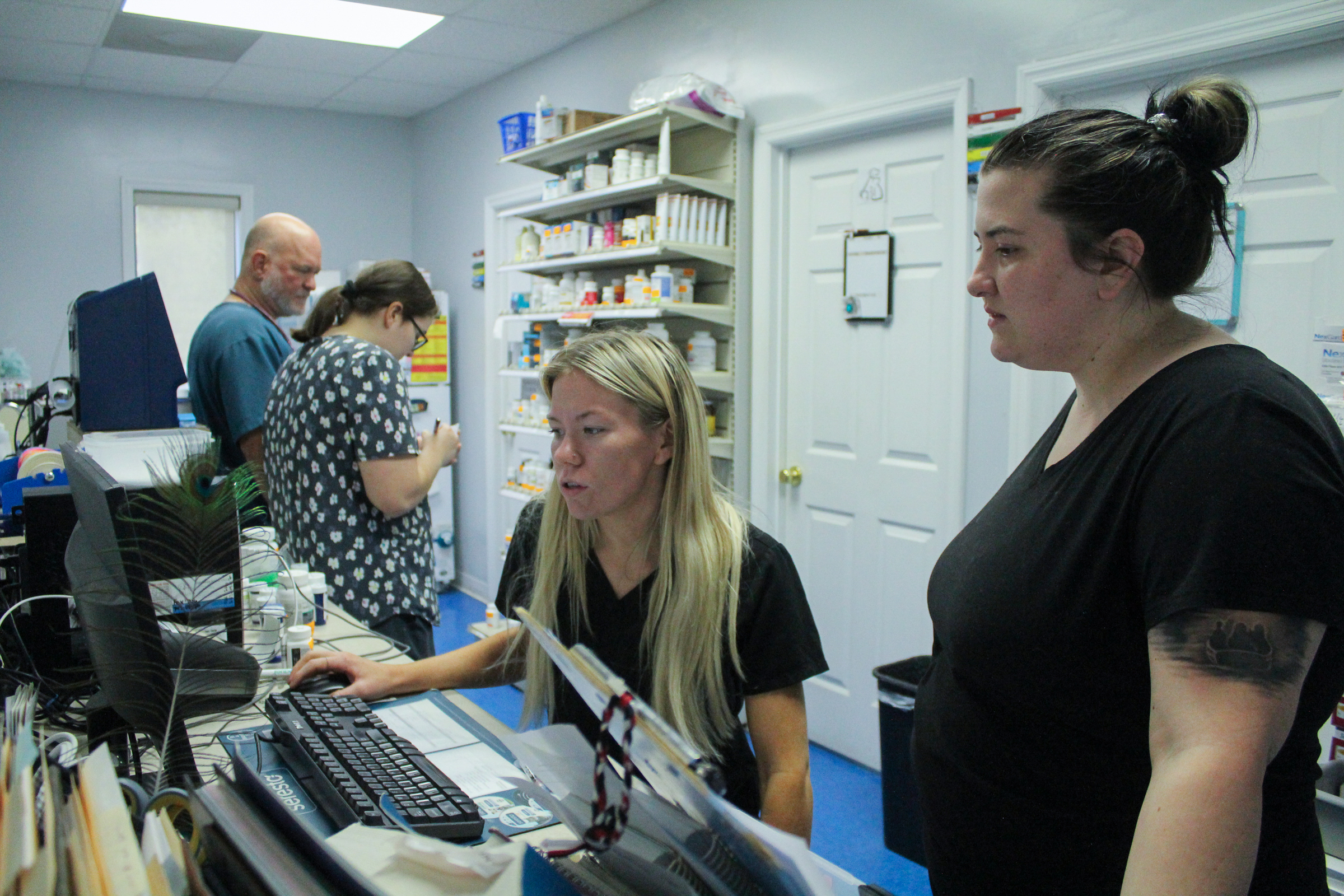 Practice manager Hillary Whiddon (right) assists surgery and pharmacy manager Kameron Brownlee at the Oglethorpe Animal Clinic in 2022. Whiddon helped come up with the idea for the clinic’s new overnight emergency care. 