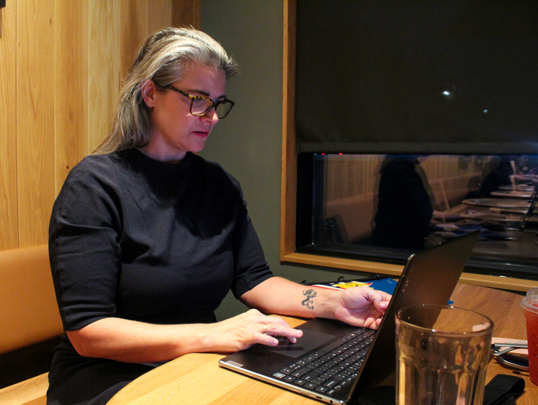 Amanda Grantham, chief public defender for Georgia’s Northern Judicial Circuit, analyzes case files at a Starbucks in Athens late last month. After a full day in court, Grantham works late into the evening, preparing for her clients’ hearings. (Gabrielle Gruszynski/The Oglethorpe Echo)