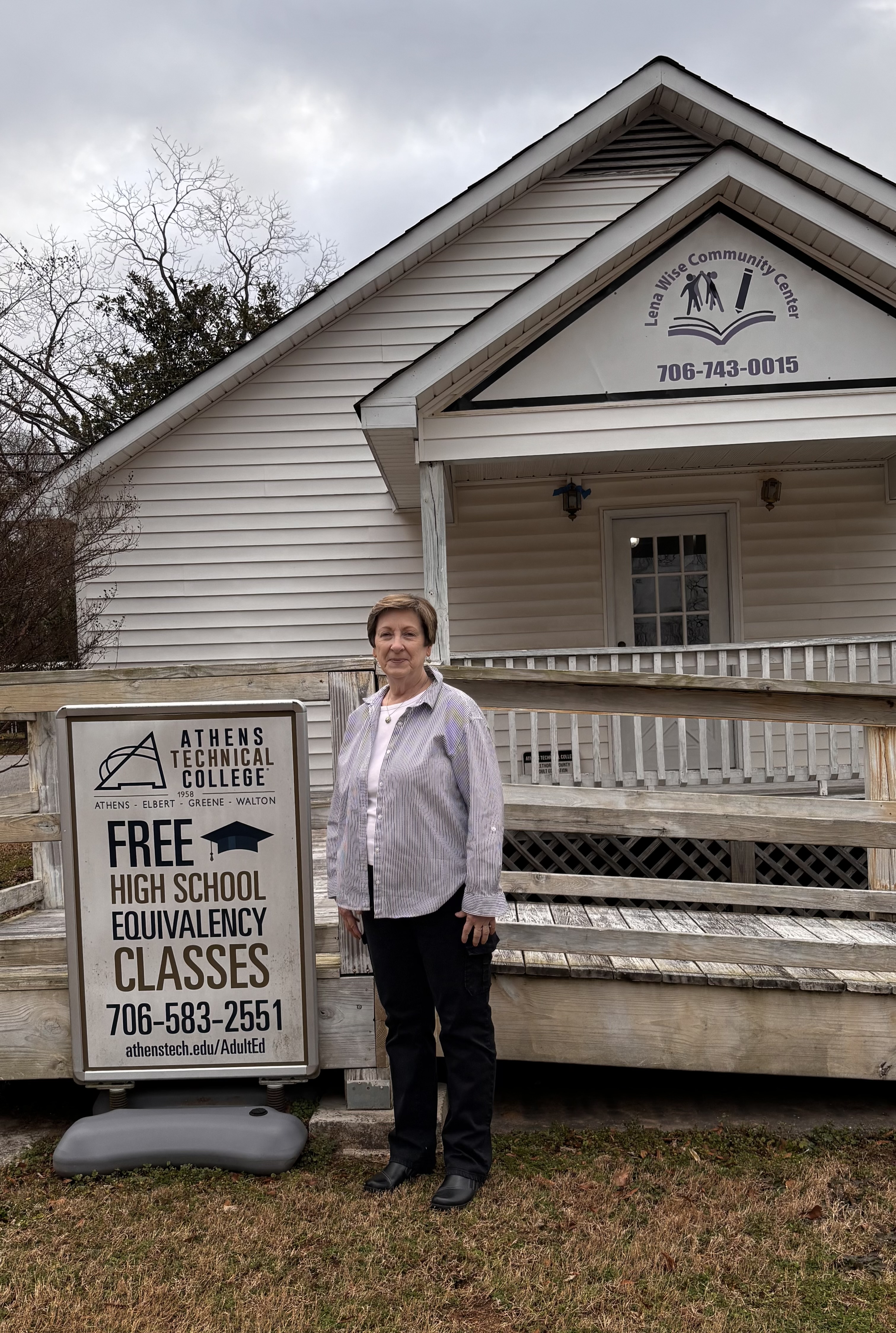 Vicki Ussery, an adult education instructor with Athens Technical College, works with students at the Lena Wise Community Center, where she teaches High School Equivalency classes. The classes are free to adults who want to obtain a diploma. (CHARLOTTE COCHRAN/ THE OGLETHORPE ECHO)