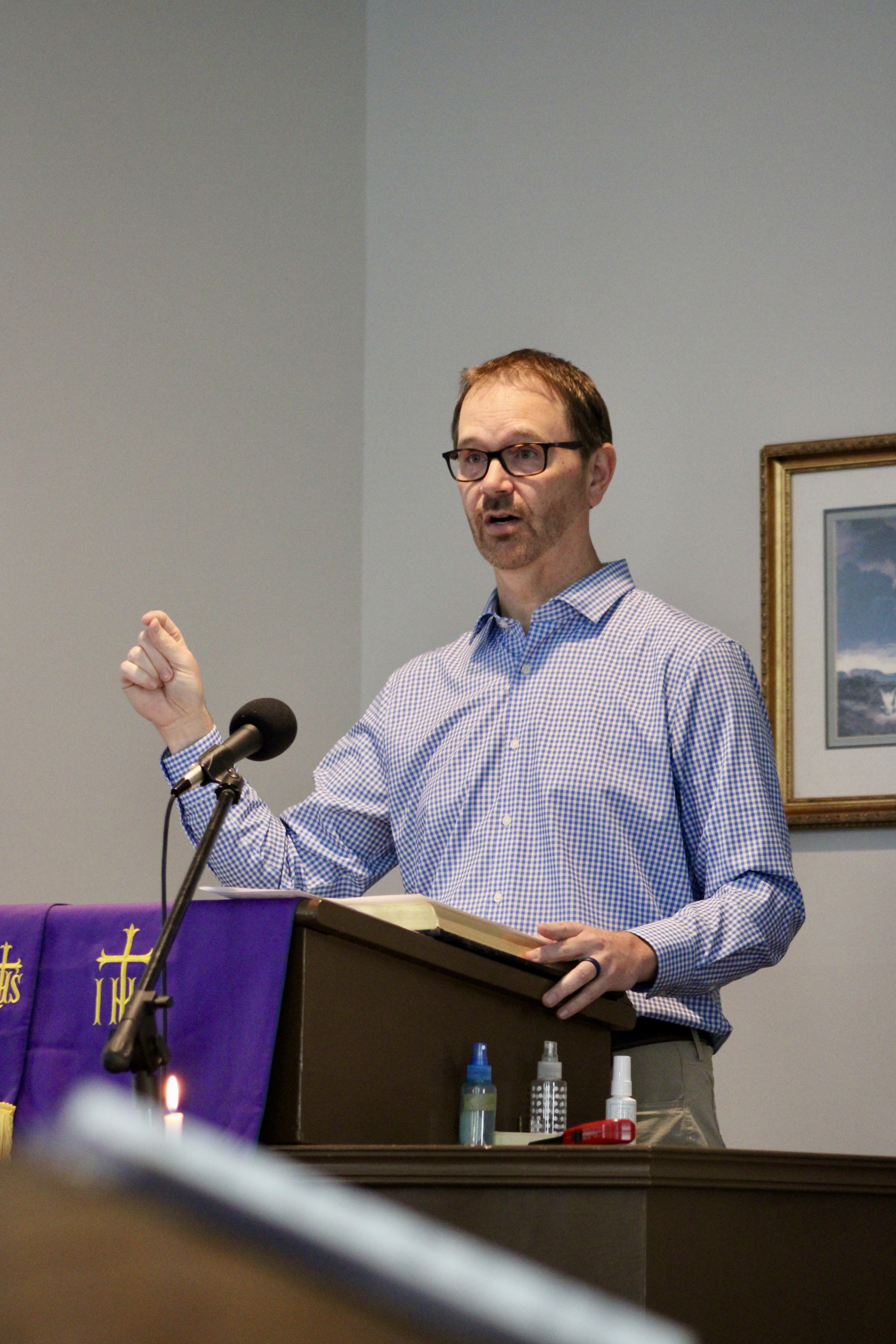 Derrick Lemons gives a sermon at Temple United Methodist Church on Sunday. He plans to retire as the church’s pastor in June after 16 years because of his increasing responsibilities at the University of Georgia. (SARAH OWENS/THE OGLETHORPE ECHO)