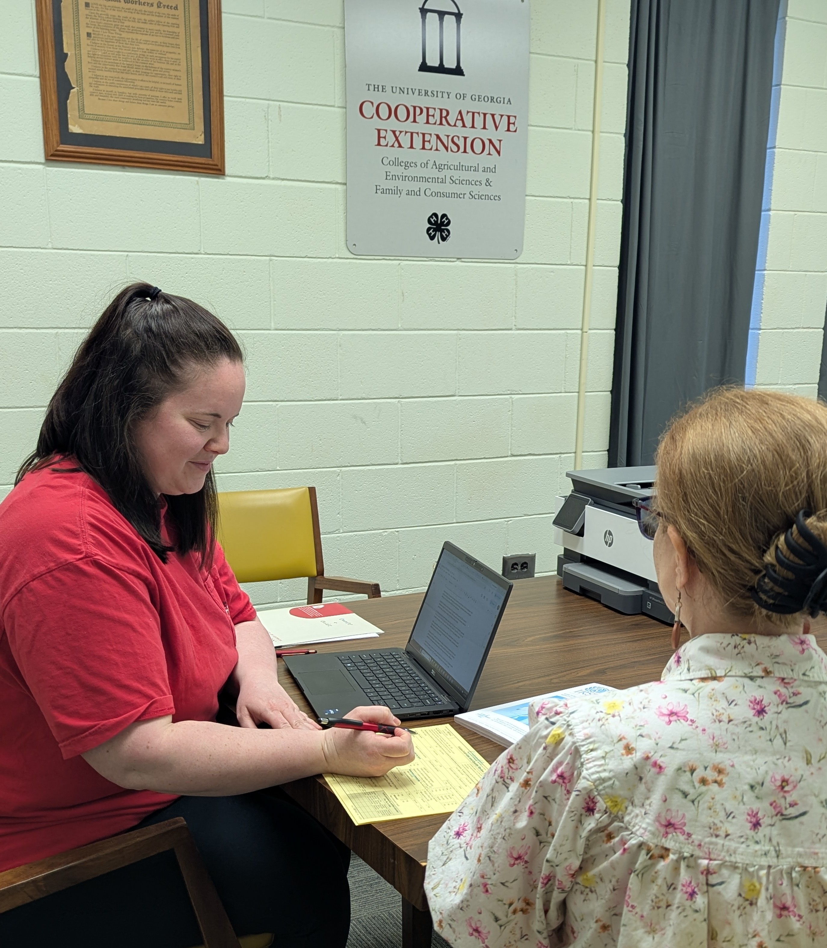 Emily Williams, an extension agent for Oglethorpe County, and other instructors work with students while they prepare ingredients to make quesadillas last week. Williams said other dishes have included turkey wraps and pumpkin pancakes. (Sarah Nanos/The Oglethorpe Echo)