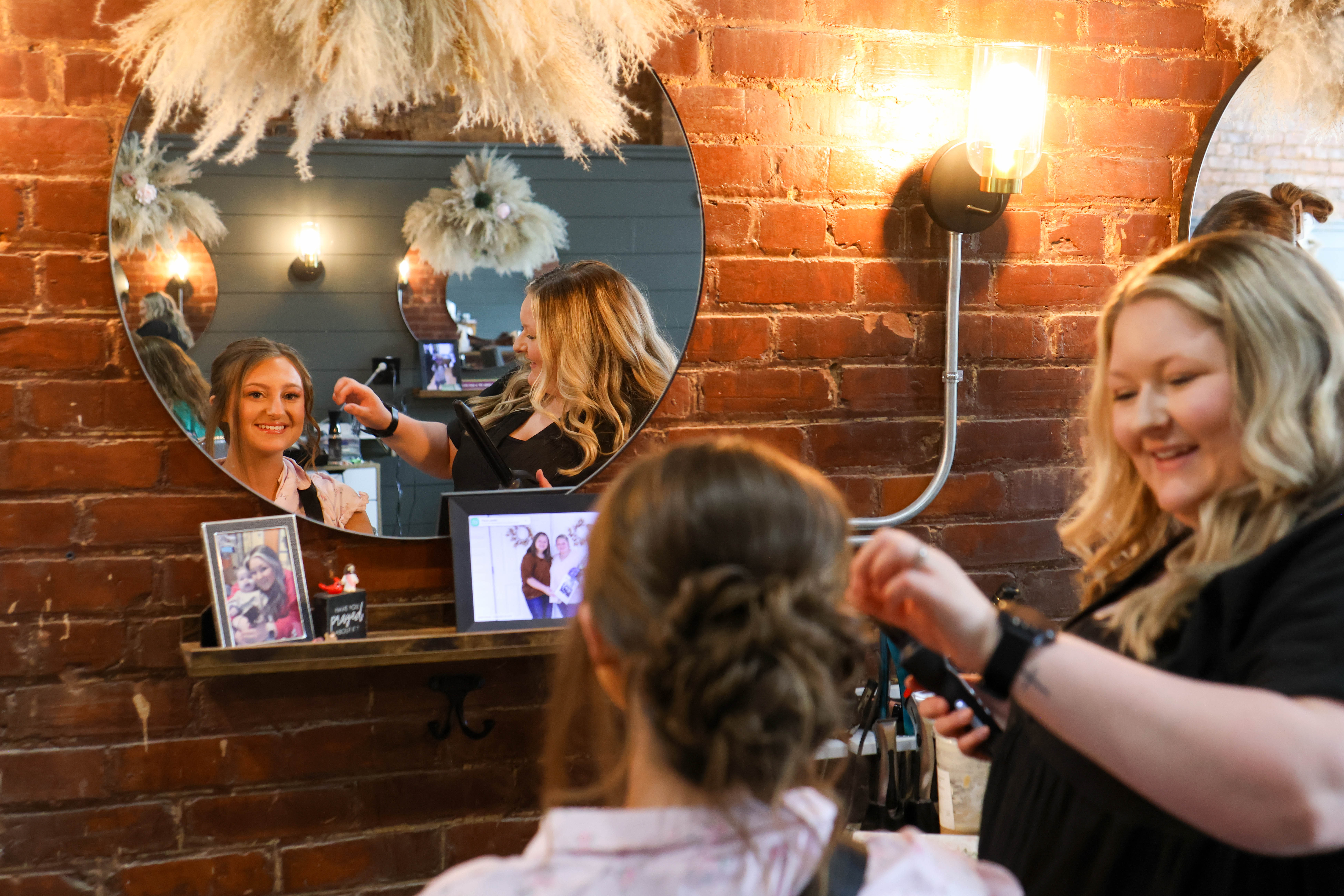 Hairdresser Havyn Farmer fixes Andee Dellinger’s hair at Belle Ame salon in Comer, Georgia on Saturday, April 18, 2026. Farmer has done Dellinger’s hair for three years. (Addison Simmons/The Oglethorpe Echo)