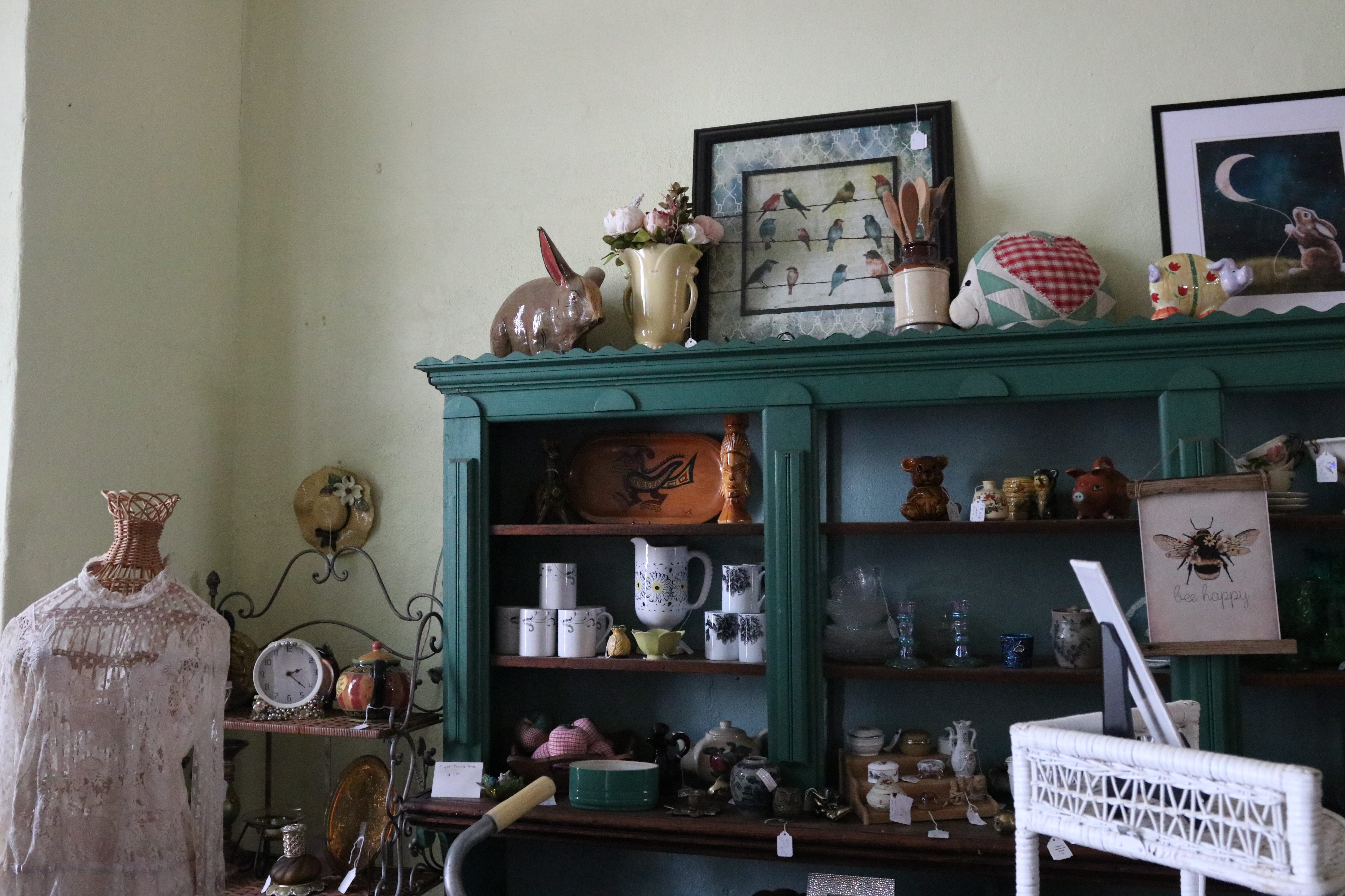 Antique items remain on display at Lexington Market Place on Aug. 22, 2025. The shop will be open until 8 p.m. for First Friday, an event that will be held on Sept. 5, 2025. (Photo/Mia Fishman)