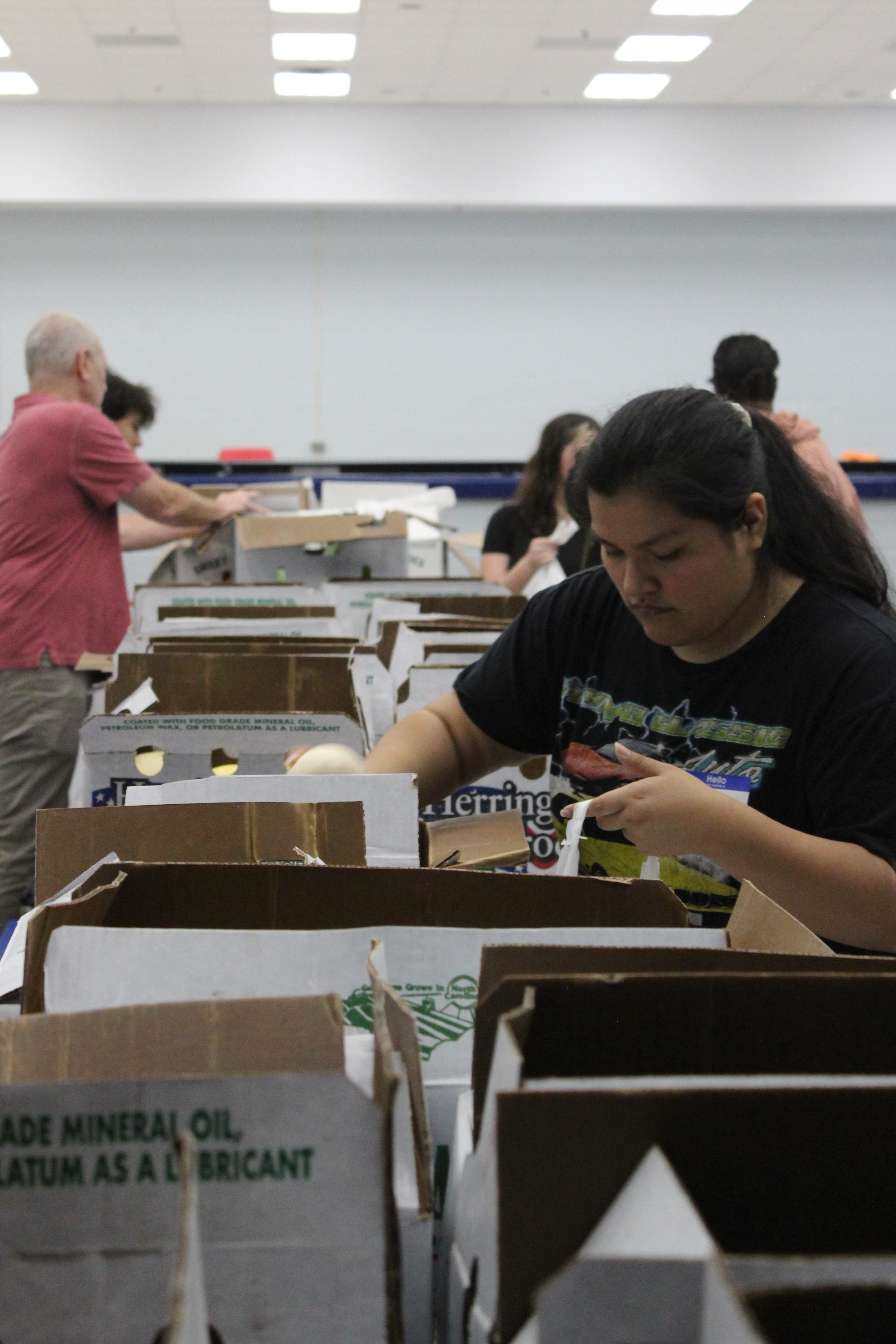 OCHS senior Heidi DeJesus-Benito separates fresh produce into bags at the high school food pantry on Nov. 20. DeJesus-Benito said she volunteers because she wants to help families feed their children. (Hannah Freeman/The Oglethorpe Echo)