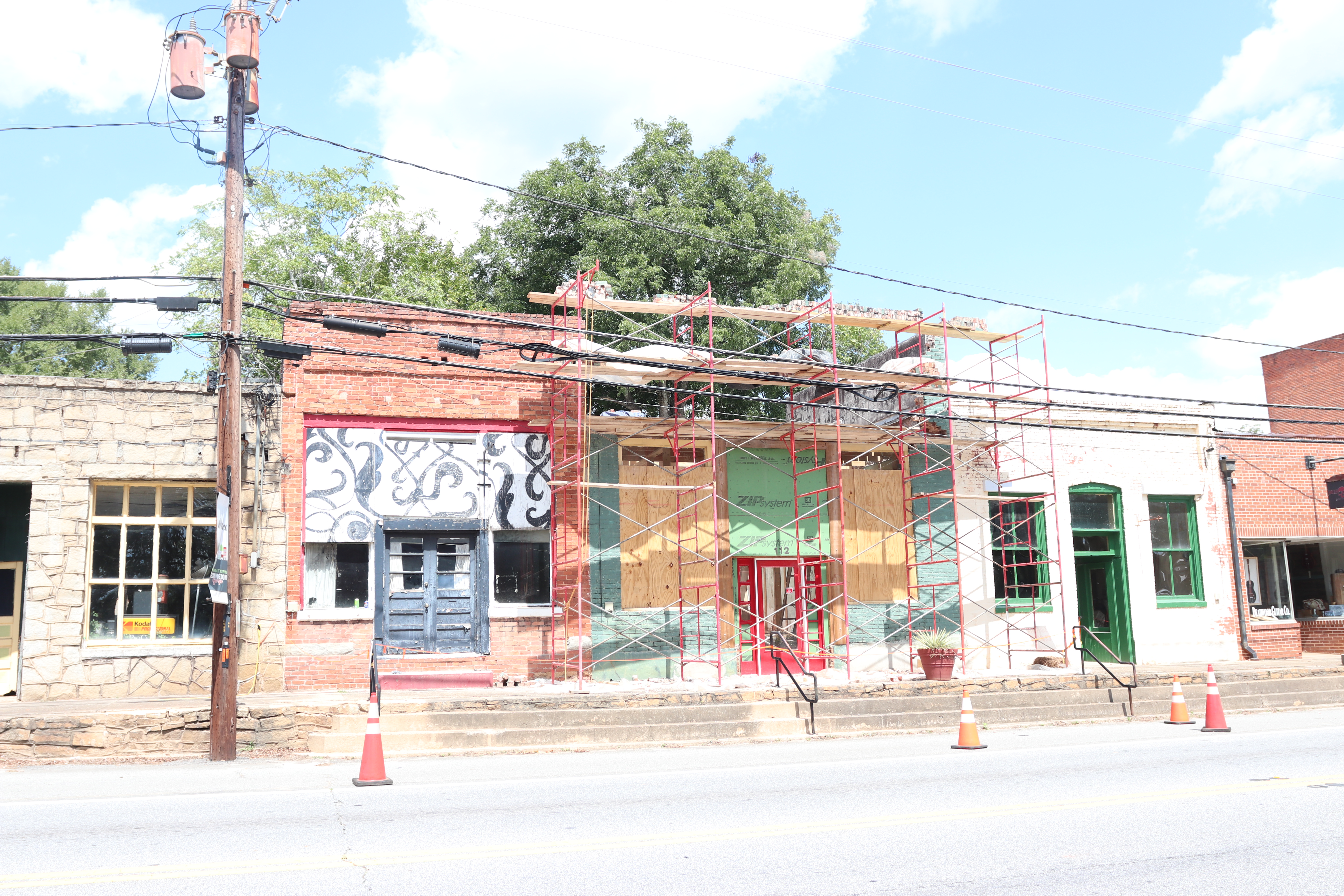 Scaffolding climbs up the face of 112 W. Main Street on Sept. 3, 2025 in Lexington, Georgia. The building is a part of Lexington's Downtown Master Plan aimed at revitalizing the city. (Photo/Mia Fishman)