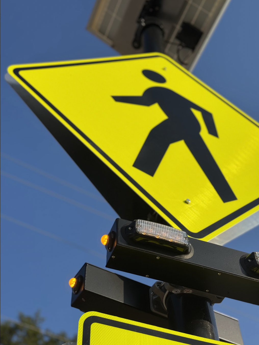 Lights blink on a crosswalk on Main Street in Lexington, Georgia on Sept. 21, 2025. The city council discussed installing another lighted crosswalk near the Rowdy Rooster during September's meeting. (Photo/Mia Fishman)
