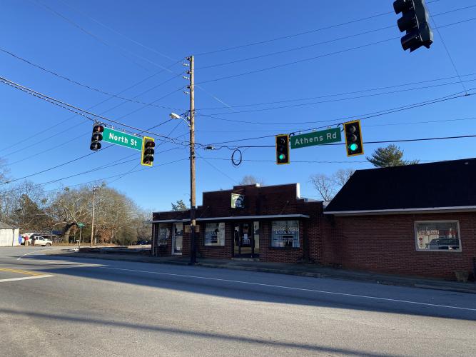 The traffic signal at the intersection of Athens Road, which is also U.S. Highway 78/state Route 10, and North Street in Crawford, is the only stoplight in the county. (Liset Cruz/The Oglethorpe Echo)