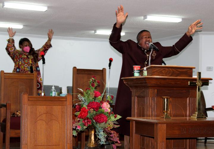 Patrick Burgess, who is from Sandy Cross, and his wife Shantisa lead worship on a recent Sunday at Mount Olive Baptist Church. (Shannon Moran/The Oglethorpe Echo)