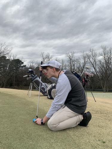 Will Perry lining up a putt at the University of Georgia golf course. (Meredith Boyd/The Oglethorpe Echo)