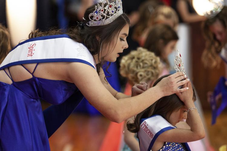 Lilah Trejo (right) is crowned Miss Oglethorpe Princess by Larsin  Faust (left), a former Miss Oglethorpe Elementary School, at the Miss Oglethorpe Pageant. (Sydney Fordice/The Oglethorpe Echo)