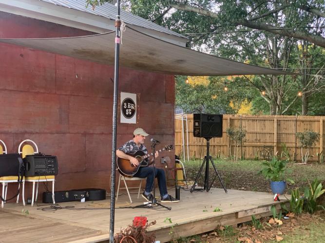 Blues artist Jon Shain performed at No. 3 Railroad in Arnoldsville on Sept. 15, 2022. He sang original songs as well as covers. (Photo/Nimra Ahmad)