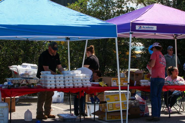 Volunteers organize plates at the Jacob Dake Chicken Barbecue Fundraiser, Crawford, GA, Oct. 1, 2022. Over the course of the fundraiser, the group sold 310 plates for $12 each. (Aisha Shulz/The Oglethorpe Echo)