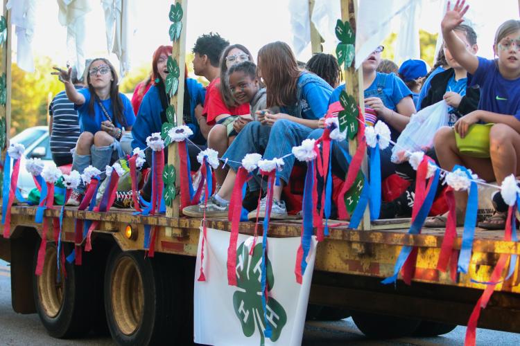 Members of the Oglethorpe County 4-H Club wave and throw candy at bystanders lining North Street, Oglethorpe County homecoming parade, Crawford, Thursday, Oct. 27, 2022. (Aisha Schulz/The Oglethorpe Echo)