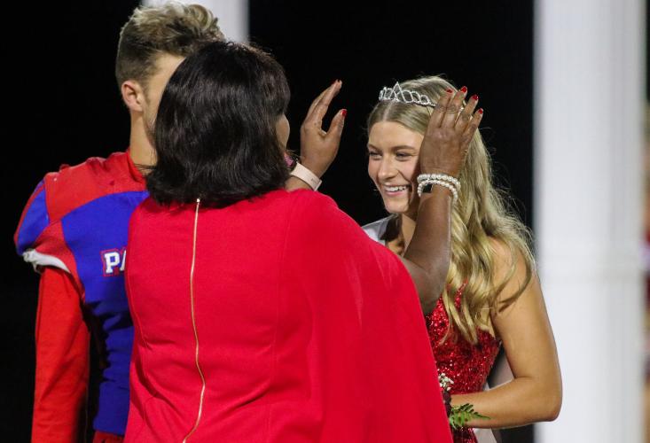 Lizzie Wadsworth is crowned Mrs. Senior Class by OCHS Principal Susie Johnson. OCHS homecoming game, Friday, Oct. 28, 2022. (Aisha Schulz/The Oglethorpe Echo)