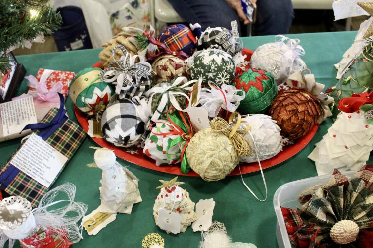 Ornaments handmade by Betty Andrews are displayed at her table for customers to browse. Andrews, owner of Cards by Betty, uses materials such as fabric, ribbon and paper to make her holiday crafts. (Lily Baldwin/The Oglethorpe Echo)