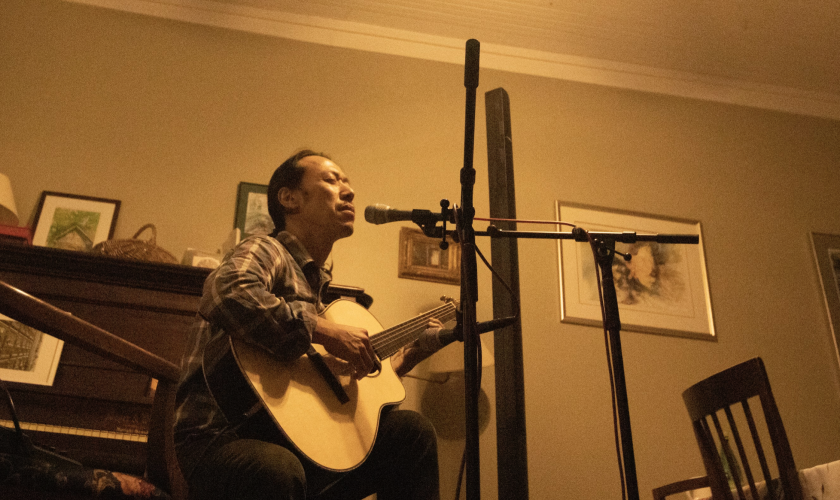 Hiroya Tsukamoto sings an original song during his concert at No. 3 Railroad Street last Friday. Tsukamoto told stories about his life between songs, adding a level of soulfulness and intimacy to the performance. SOPHIE MCLEOD/OGLETHORPE ECHO