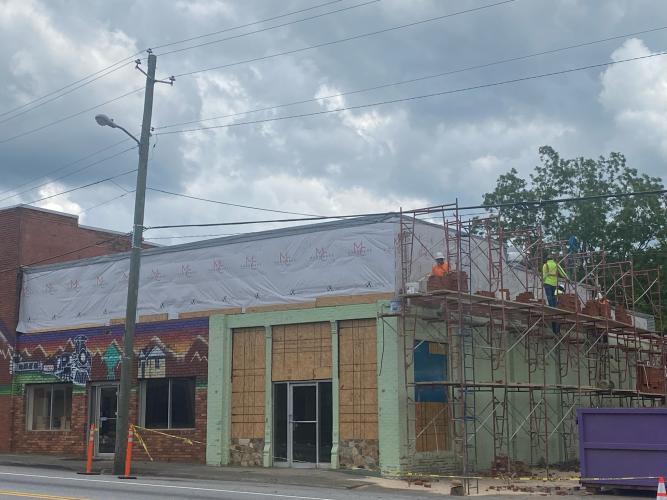Papa’s Pizza To Go, which was in the space on the corner, closed in May. Noah Shealy and Blake Arnold bought the building with plans to turn it into Crawford Pizza. (DINK NESMITH/THE OGLETHORPE ECHO)