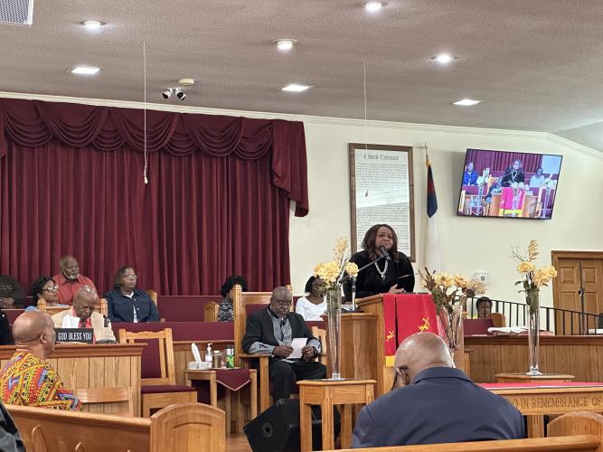 Marilyn Stone Robinson spoke to the audience during Sunday's service, sharing her personal "Black History moment." She also played a recording of one of her unreleased gospel songs. (Photo/Izzy Wagner)