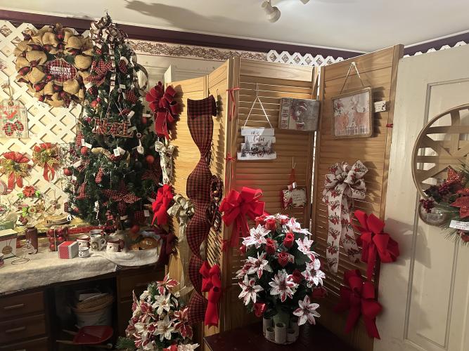 Keith and Paula Wagnon of Buds 'n Bows in Crawford are closing the florist they've owned and operated since 2000. (Jordan Howard/The Oglethorpe Echo)