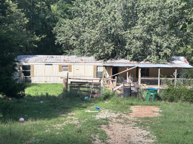 The mobile home at 337 Benton Road in Carlton on June 22, 2024. Neighbors say that as many as 20 dogs could be roaming the abandonded property, killing nearby chickens and chasing nearby horses. (Zeke Palermo/The Oglethorpe Echo)