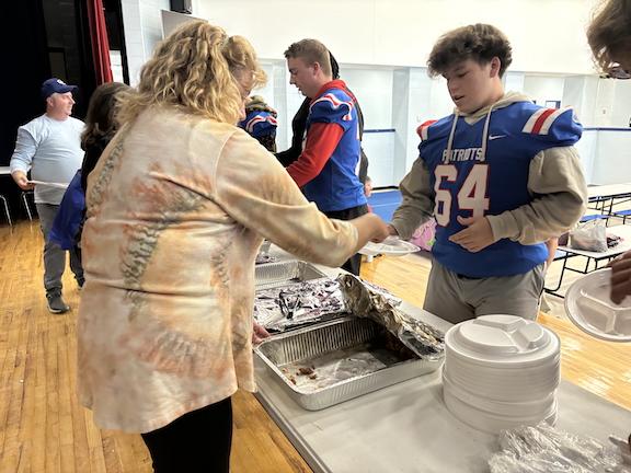 Freshman lineman Jack Baldwin collects his pregame meal from team volunteers on Oct. 18. Several area churches have been the team’s most consistent contributors. (JACK KEYS/THE OGLETHORPE ECHO)