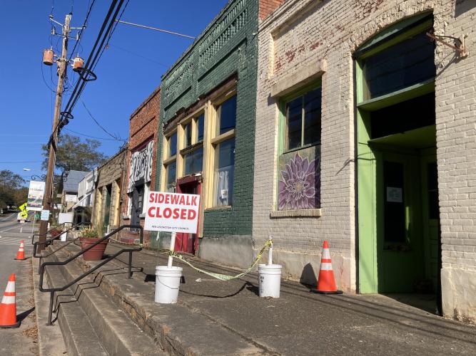 Lexington officials closed the sidewalk in front of the buildings owned by Rick Hawkins in 2023 until repairs could be completed to bolster the storefronts. (Photo/Elena Acosta)