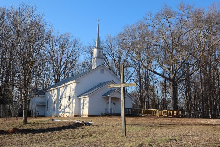 Cherokee Corner Methodist Church is on U.S. 78 in Arnoldsville. Organized in 1822, denomina- tions shared the building and resources before becoming formally established as a Methodist congregation in 1866. (Photo/Mia Tanner)