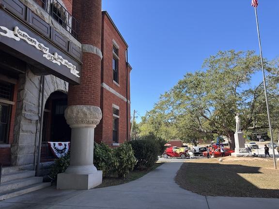 Vehicles surround the Oglethorpe County Courthouse at the Firefly Cruise In on Sunday in Lexington. The event was a fundraiser for the Oglethorpe County Chamber of Commerce. (Maura Potvin/The Oglethorpe Echo)