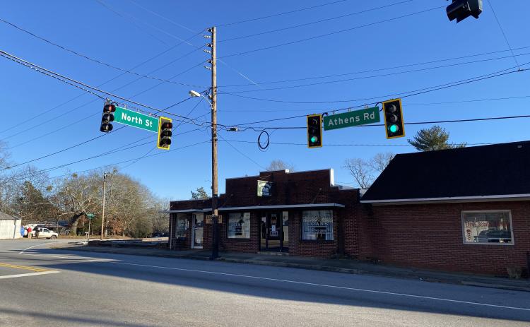 The traffic signal at the intersection of Athens Road, which is also U.S. Highway 78/state Route 10, and North Street in Crawford, is the only stoplight in the county. (Liset Cruz/The Oglethorpe Echo)