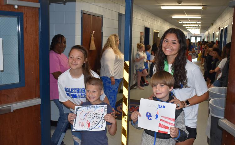 Avana Stewart, her brother Brock, and Gloria Ortiz and her brother Sam pose during the championship parade. (Photo/Thomas Ehlers)