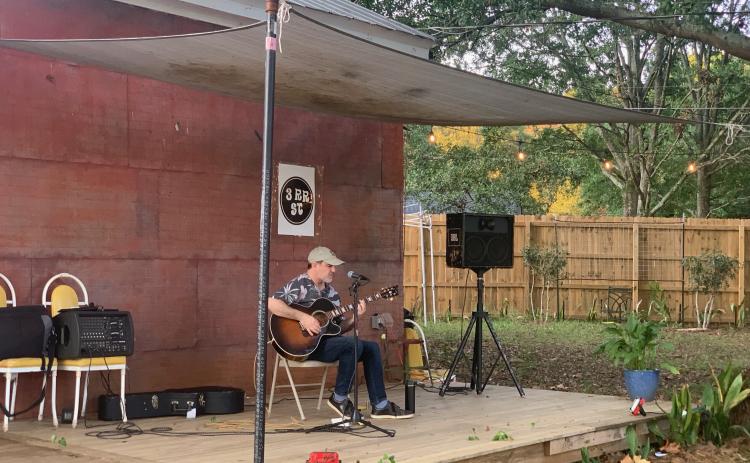 Blues artist Jon Shain performed at No. 3 Railroad in Arnoldsville on Sept. 15, 2022. He sang original songs as well as covers. (Photo/Nimra Ahmad)