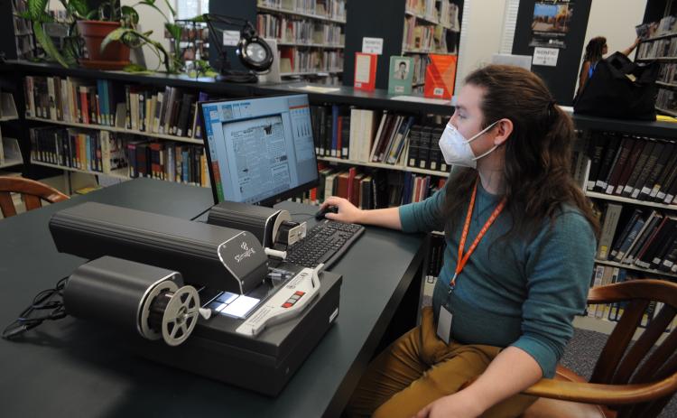 Austin Jenkins, branch manager at the Oglethorpe County Library, uses the new microfilm reader to view old editions of The Oglethorpe Echo. (Megan Fitzgerald/The Oglethorpe Echo)