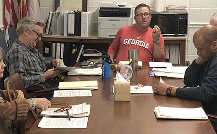 Lexington Mayor Craig Snow (head of the table) and city council members (from left) Cindy Haynes, Greg Reece, Ronnie Boggs and Corey Crayton discuss how to address the city’s downtown.  (ANDY JOHNSTON/THE OGLETHORPE ECHO)