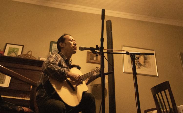 Hiroya Tsukamoto sings an original song during his concert at No. 3 Railroad Street last Friday. Tsukamoto told stories about his life between songs, adding a level of soulfulness and intimacy to the performance. SOPHIE MCLEOD/OGLETHORPE ECHO