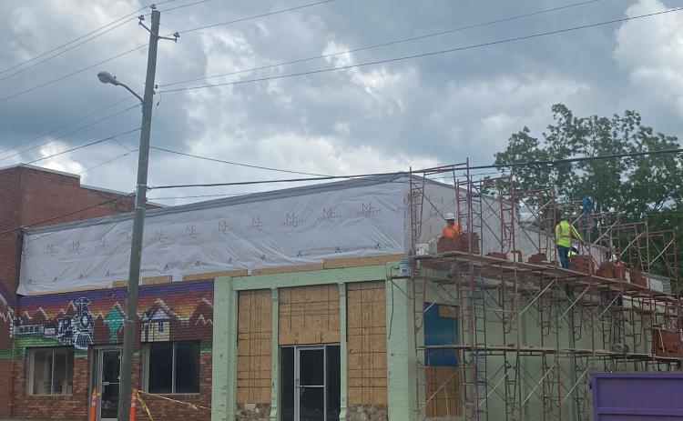 Papa’s Pizza To Go, which was in the space on the corner, closed in May. Noah Shealy and Blake Arnold bought the building with plans to turn it into Crawford Pizza. (DINK NESMITH/THE OGLETHORPE ECHO)