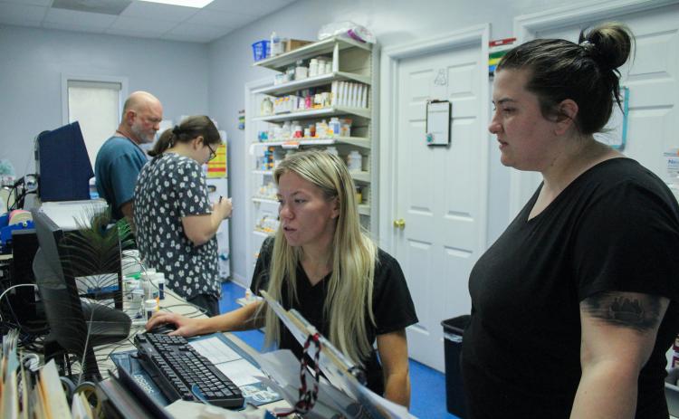 Practice manager Hillary Whiddon (right) assists surgery and pharmacy manager Kameron Brownlee at the Oglethorpe Animal Clinic in 2022. Whiddon helped come up with the idea for the clinic’s new overnight emergency care.